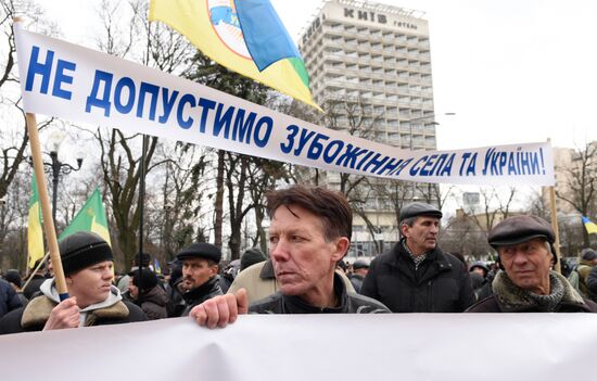 Ukrainian landowners stage protest outside Verkhovna Rada in Kiev