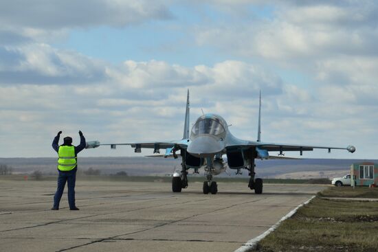 First group of Russian Su-34 bomber jets from Syria landed in Russia's Voronezh