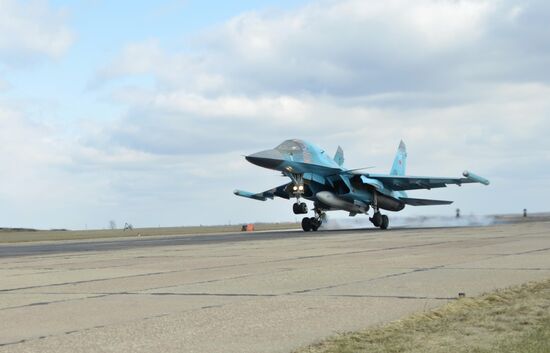 First group of Russian Su-34 bomber jets from Syria landed in Russia's Voronezh