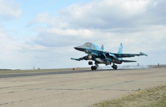 First group of Russian Su-34 bomber jets from Syria landed in Russia's Voronezh