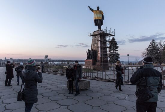 Lenin monument is taken down in Zaporozhye