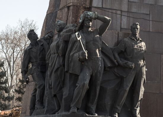 Lenin monument is taken down in Zaporozhye