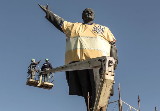 Lenin monument is taken down in Zaporozhye
