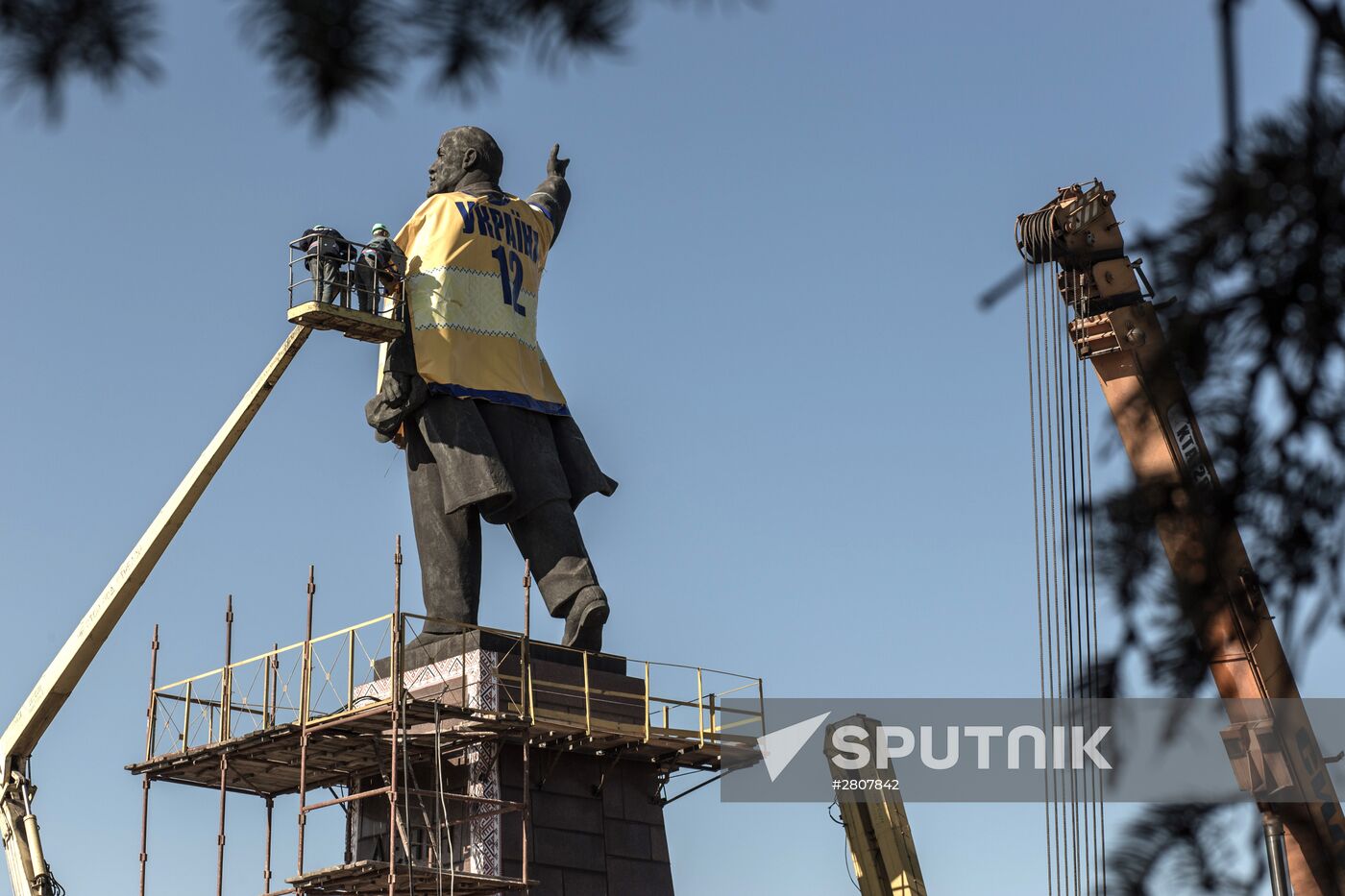 Lenin monument is taken down in Zaporozhye