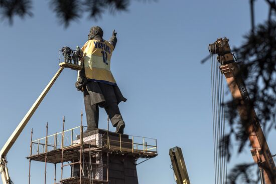 Lenin monument is taken down in Zaporozhye