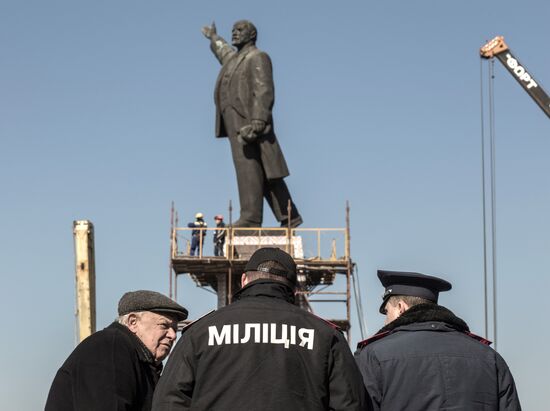 Lenin monument is taken down in Zaporozhye
