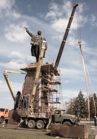 Lenin monument is taken down in Zaporozhye