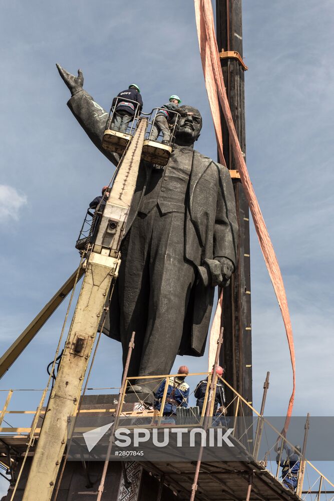 Lenin monument is taken down in Zaporozhye