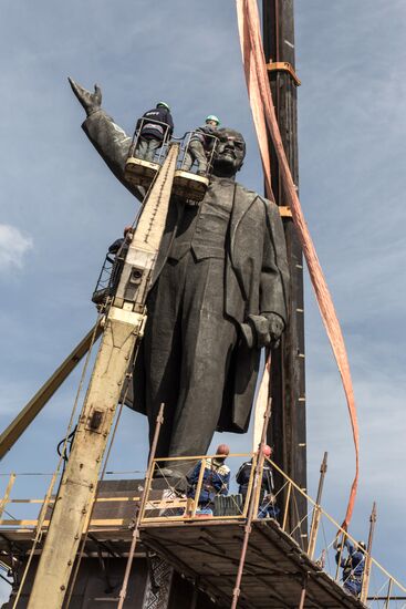 Lenin monument is taken down in Zaporozhye