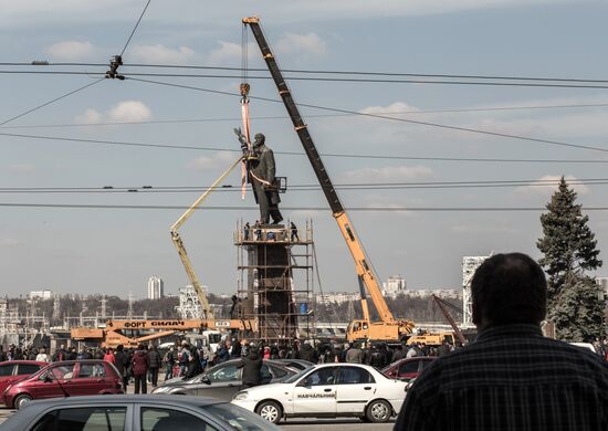 Lenin monument is taken down in Zaporozhye