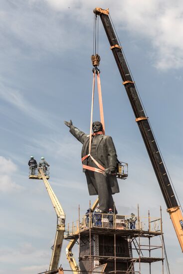 Lenin monument is taken down in Zaporozhye