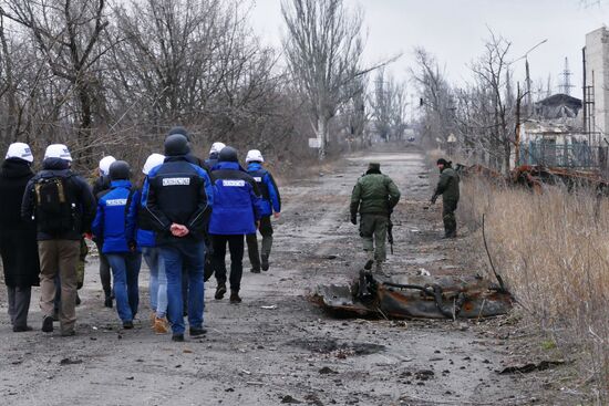 OSCE Mission to Ukraine's Deputy Chief Alexander Hug inspects Yasinovata area shelling