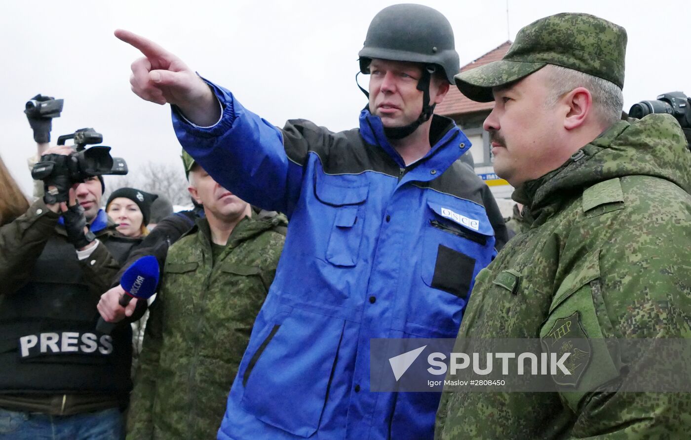 OSCE Mission to Ukraine's Deputy Chief Alexander Hug inspects Yasinovata area shelling