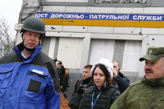 OSCE Mission to Ukraine's Deputy Chief Alexander Hug inspects Yasinovata area shelling