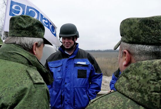 OSCE Mission to Ukraine's Deputy Chief Alexander Hug inspects Yasinovata area shelling