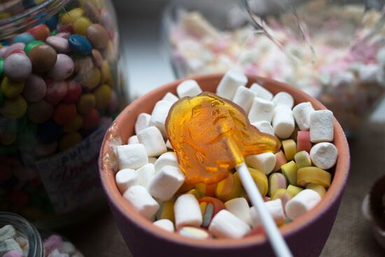 St Petersburg confectioners manufacture lollipops to support Maria Sharapova