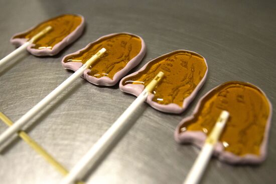 St Petersburg confectioners manufacture lollipops to support Maria Sharapova
