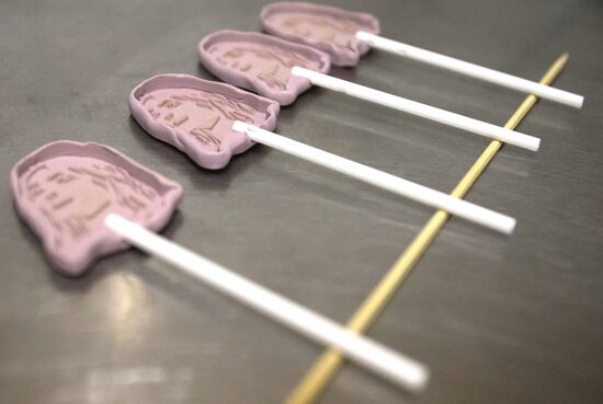St Petersburg confectioners manufacture lollipops to support Maria Sharapova