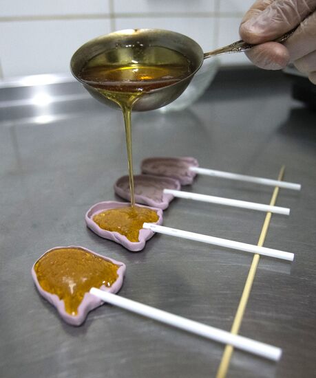 St Petersburg confectioners manufacture lollipops to support Maria Sharapova