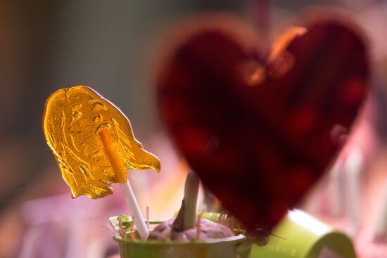 St Petersburg confectioners manufacture lollipops to support Maria Sharapova