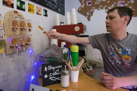 St Petersburg confectioners manufacture lollipops to support Maria Sharapova