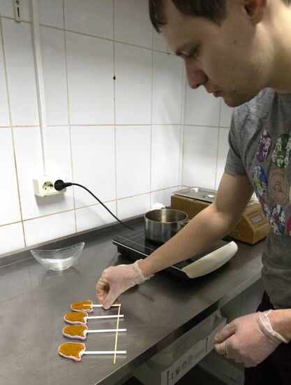 St Petersburg confectioners manufacture lollipops to support Maria Sharapova