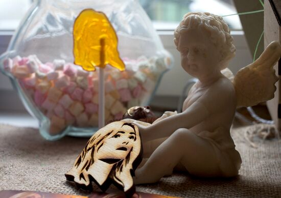 St Petersburg confectioners manufacture lollipops to support Maria Sharapova