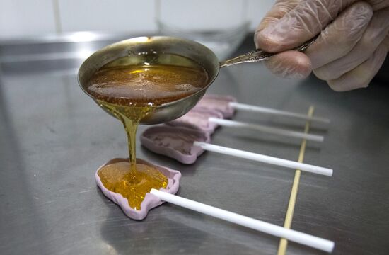 St Petersburg confectioners manufacture lollipops to support Maria Sharapova