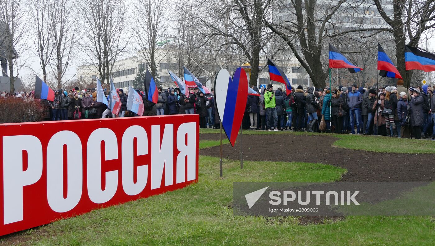 Rally in Donetsk dedicated to Crimea reuniting with Russia
