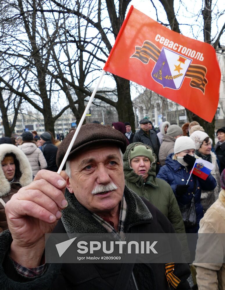 Rally in Donetsk dedicated to Crimea reuniting with Russia