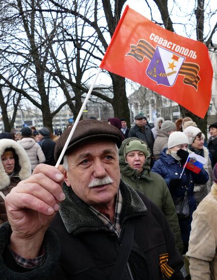 Rally in Donetsk dedicated to Crimea reuniting with Russia