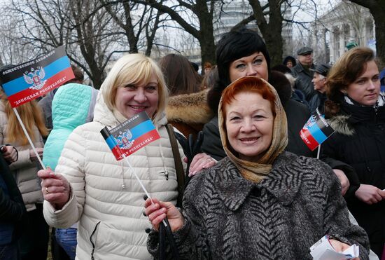 Rally in Donetsk dedicated to Crimea reuniting with Russia