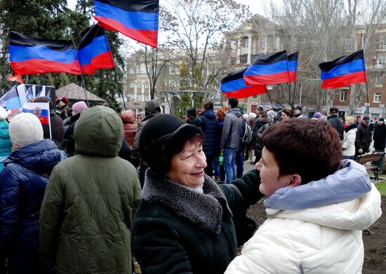 Rally in Donetsk dedicated to Crimea reuniting with Russia