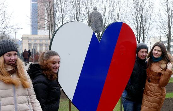 Rally in Donetsk dedicated to Crimea reuniting with Russia