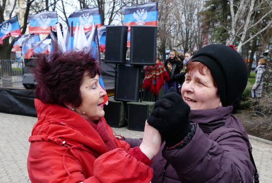 Rally in Donetsk dedicated to Crimea reuniting with Russia