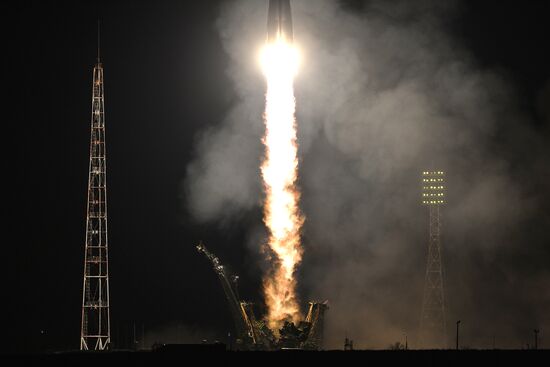 Soyuz-FG carrying Soyuz TMA-20M spacecraft launches from Baikonur Space Center