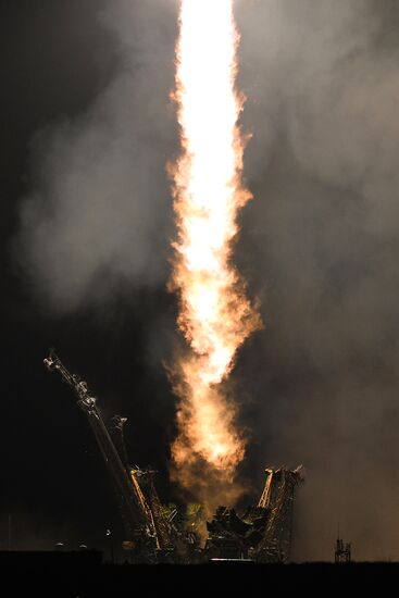 Soyuz-FG carrying Soyuz TMA-20M spacecraft launches from Baikonur Space Center