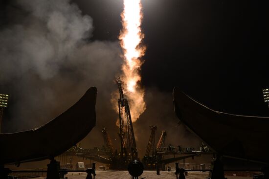Soyuz-FG carrying Soyuz TMA-20M spacecraft launches from Baikonur Space Center