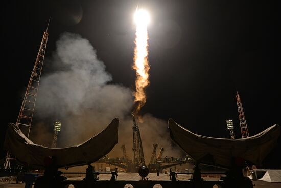 Soyuz-FG carrying Soyuz TMA-20M spacecraft launches from Baikonur Space Center