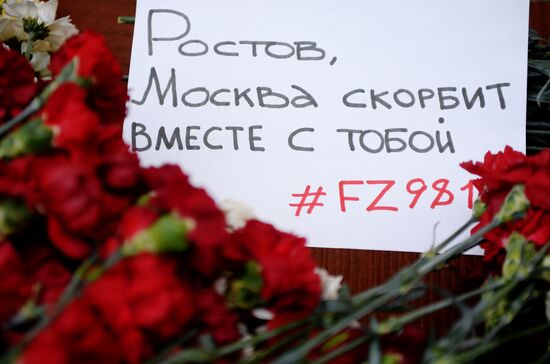 Boeing 737-800 crash victims commemorated outside Moscow's office of Rostov Region delegation