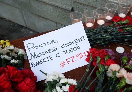 Boeing 737-800 crash victims commemorated outside Moscow's office of Rostov Region delegation