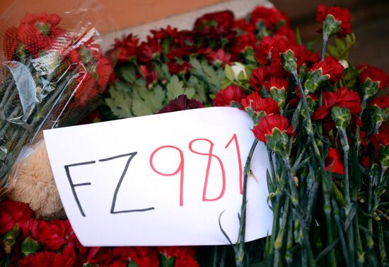 Boeing 737-800 crash victims commemorated outside Moscow's office of Rostov Region delegation