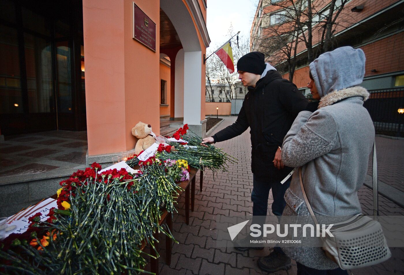 Paying tribute to the Boeing 737 crash victims at the Rostov-on-Don Region representative office in Moscow