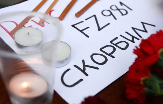 Boeing 737-800 crash victims commemorated outside Moscow's office of Rostov Region delegation