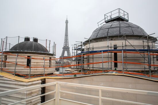 Cetral dome mounted and crosses consecrated at Russian spiritual center in Paris