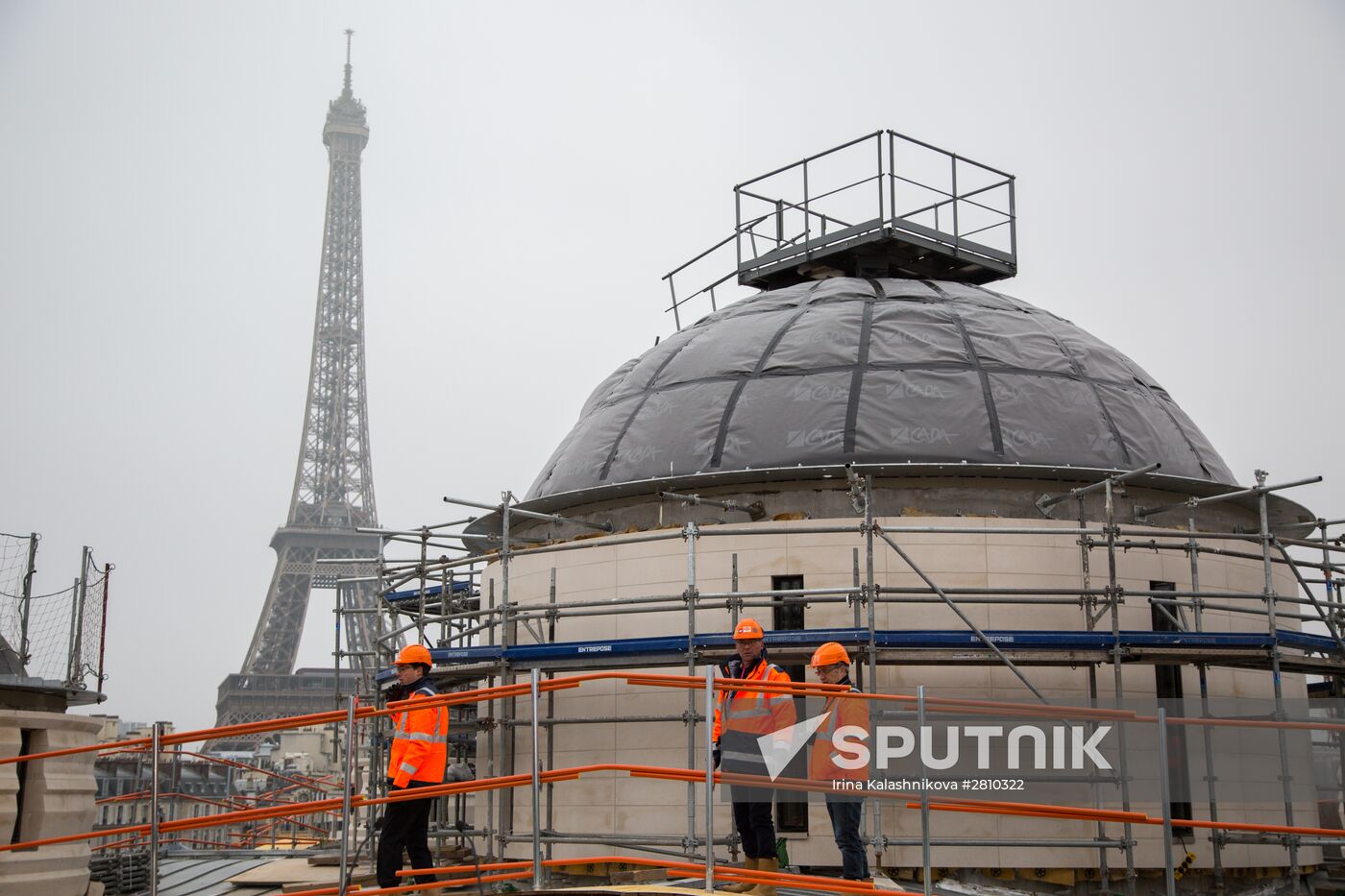Cetral dome mounted and crosses consecrated at Russian spiritual center in Paris