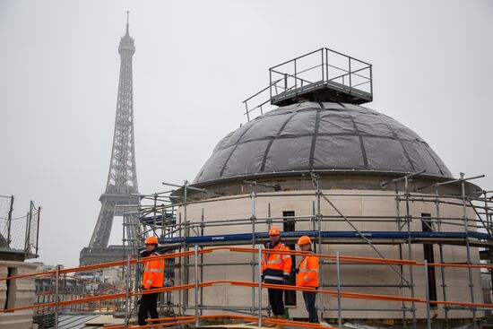 Cetral dome mounted and crosses consecrated at Russian spiritual center in Paris
