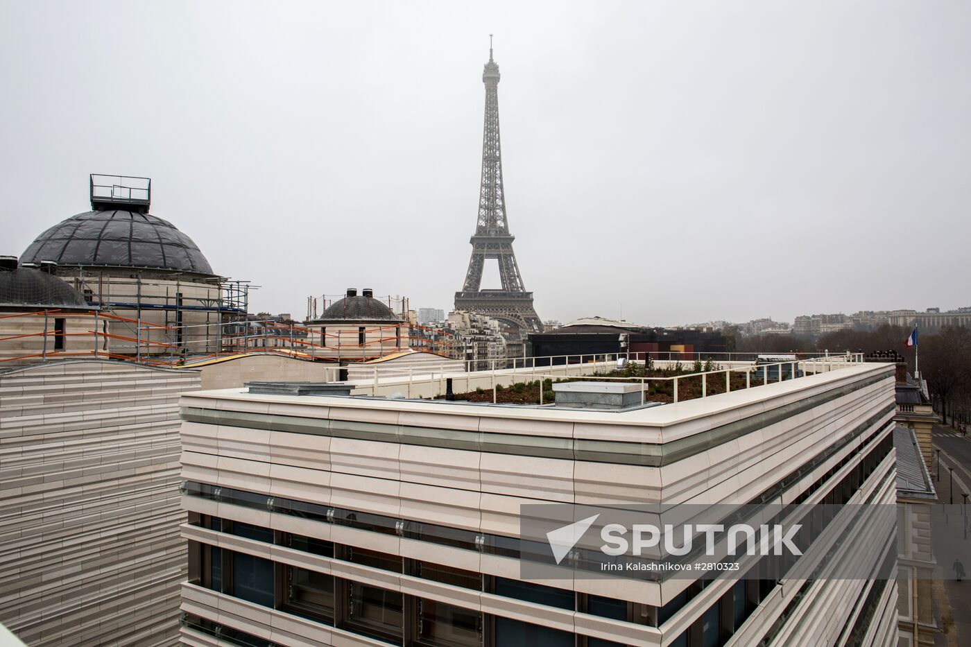 Cetral dome mounted and crosses consecrated at Russian spiritual center in Paris
