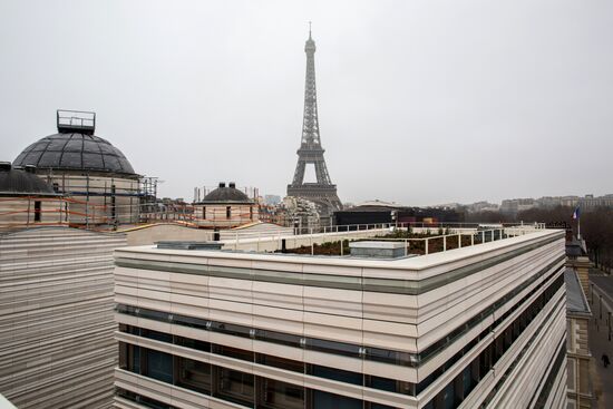 Cetral dome mounted and crosses consecrated at Russian spiritual center in Paris