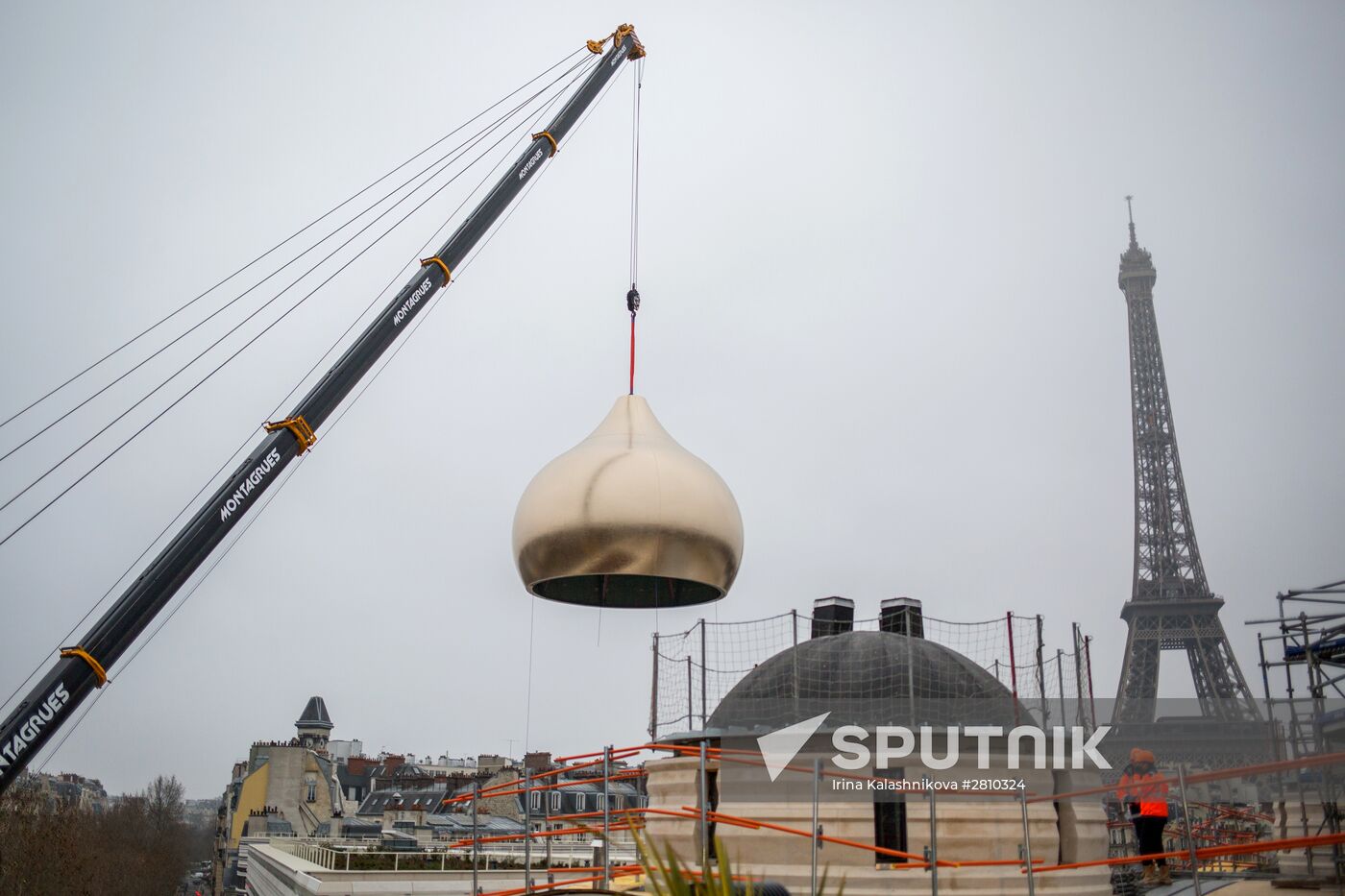 Cetral dome mounted and crosses consecrated at Russian spiritual center in Paris